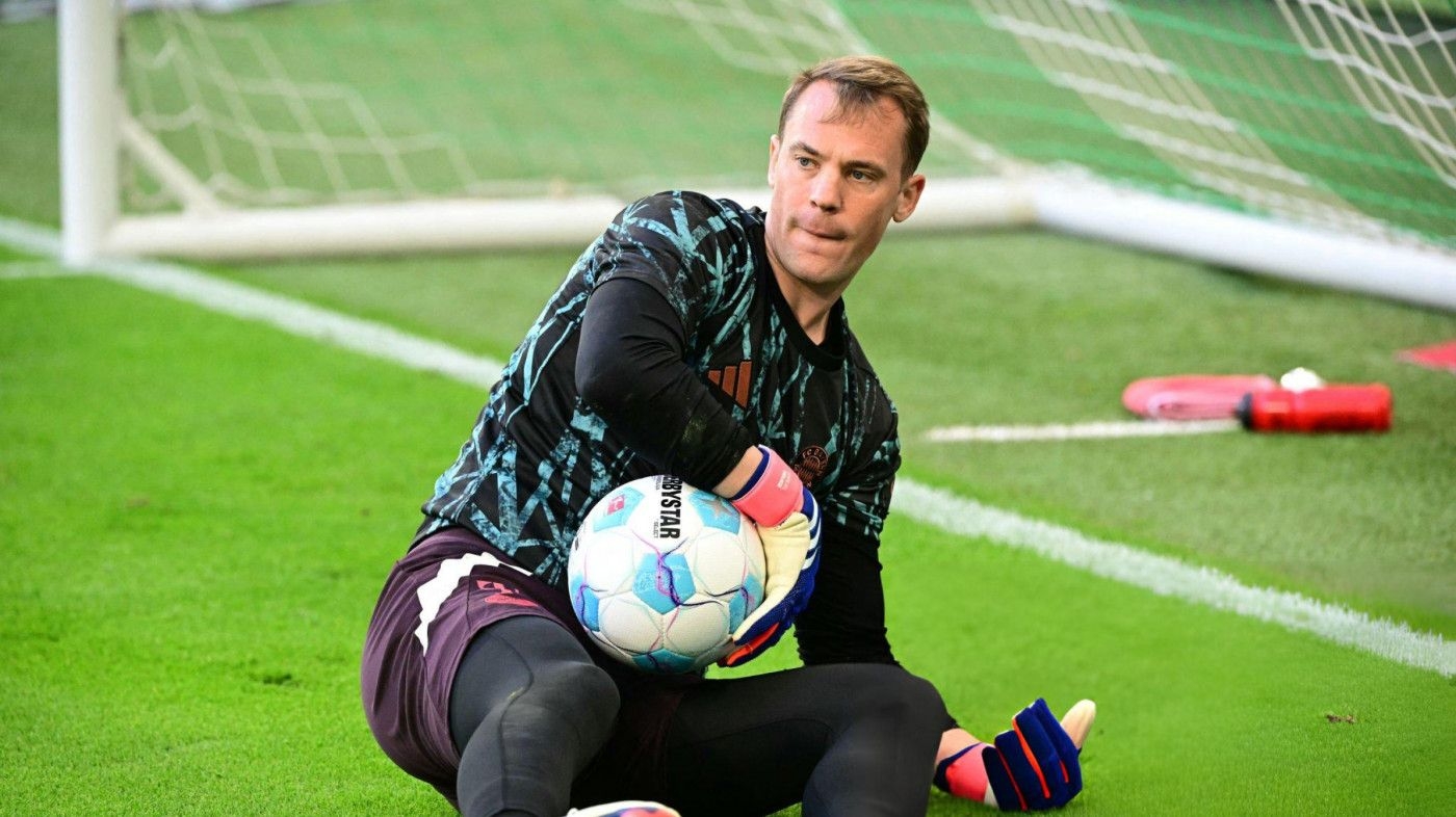 
Bayern's Neuer vows to play on beyond this season 